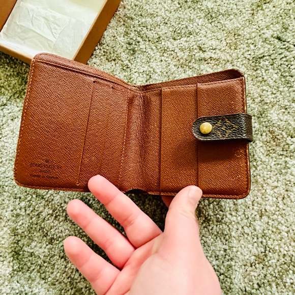 Louis Vuitton Wallet - Picture 6 of 9